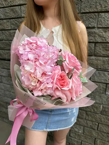 Пионовидные розы и гортензии