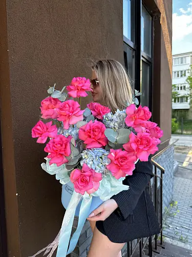 Композиция с гортензией и розовой розой