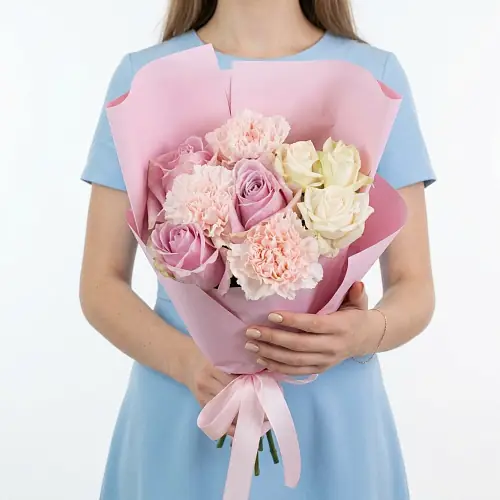 Композиция с Диантусами и нежными Розами