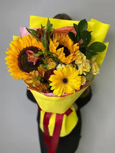 Букет с герберой ,подсолнухами и розами