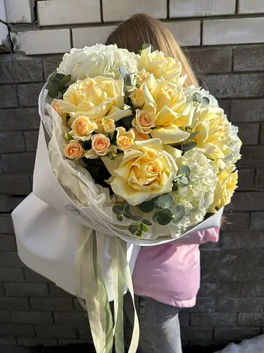 На фото №2 Букет с розами и гортензиями