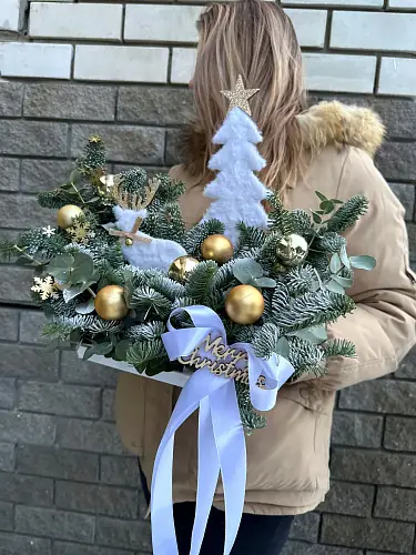 На фото №2 Новогодний ящик с елкой и оленем