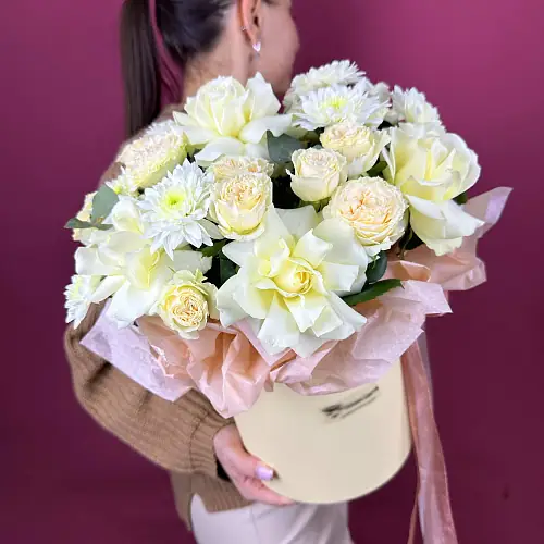 Композиция живых цветов с розами и хризантемой