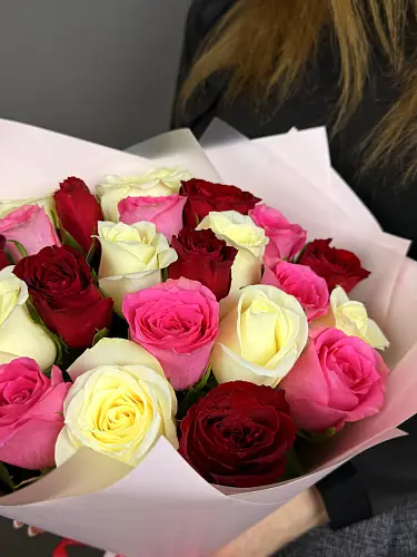 На фото №3 25 Роз микс в упаковке