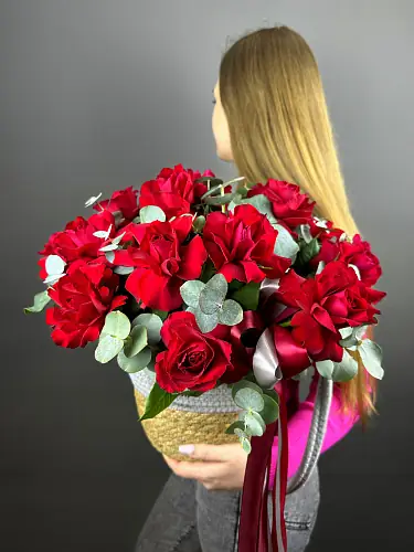 Композиция из 17 красных роз