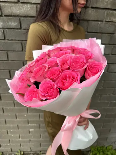 На фото №4 25 Розовых роз в дизайнерской упаковке