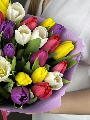 На фото №2 Букет 31 тюльпанов микс