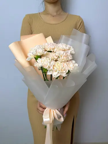 На фото №4 Букет живых цветов из 9 диантусов оформленный в дизайнерскую упаковку