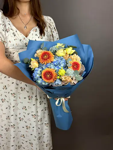 На фото №6 Букет с голубой гортензией и герберой мини 