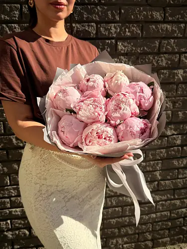 Букет из 9 розовых пионов 