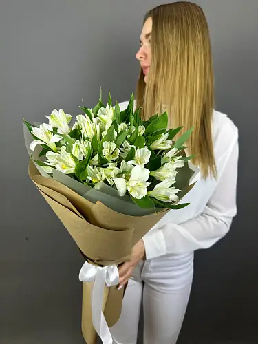 Букет живых цветов из белых альстромерий