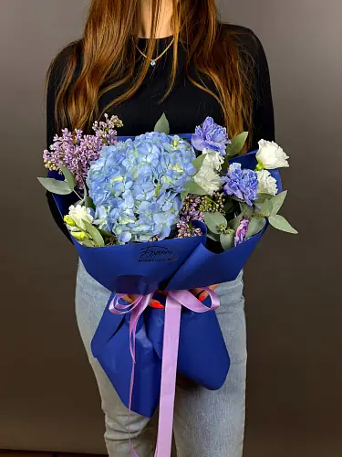 На фото №7 Букет с гортензией и сиренью 