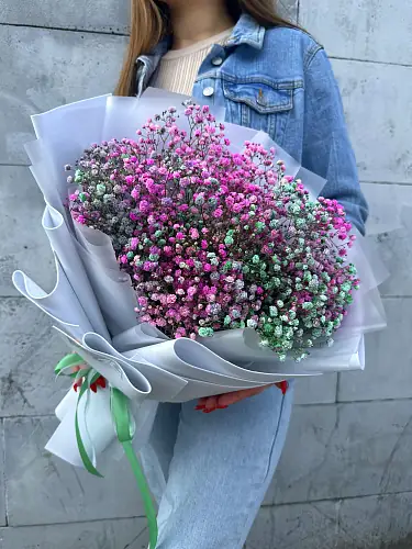 На фото №8 Букет живых цветов из цветной гипсофилы в дизайнерской упаковке