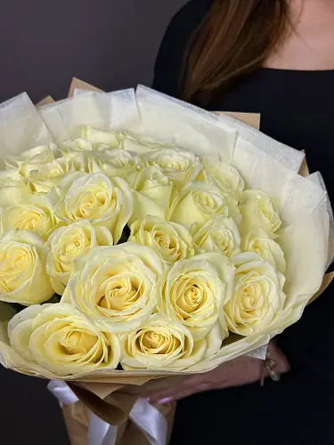 На фото №6 Букет из роз в крафте 