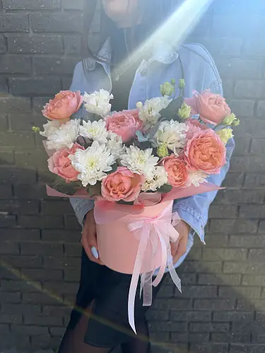 На фото №6 Нежная композиция с эустомой и кустовой розой