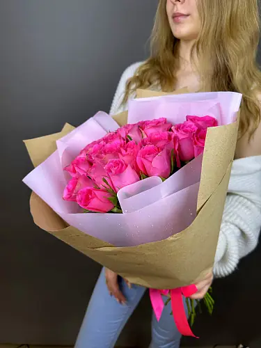 На фото №3 21 Розовая роза в упаковке