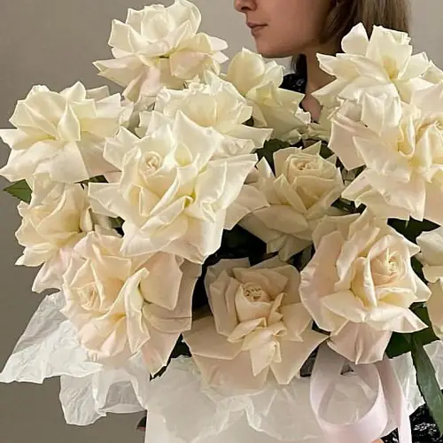 На фото №2 Французские белые розы в шляпной коробке 