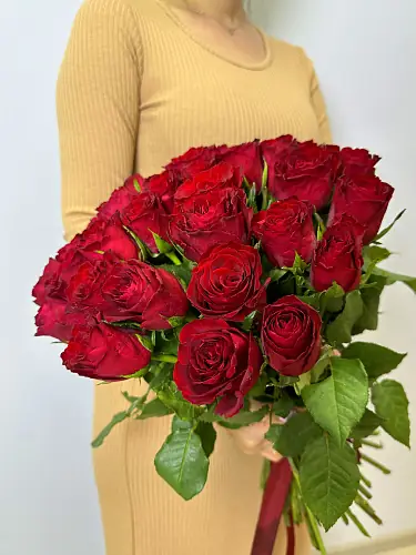 На фото №3 Букет живых цветов из 35 Красных роз оформленный в дизайнерскую упаковку