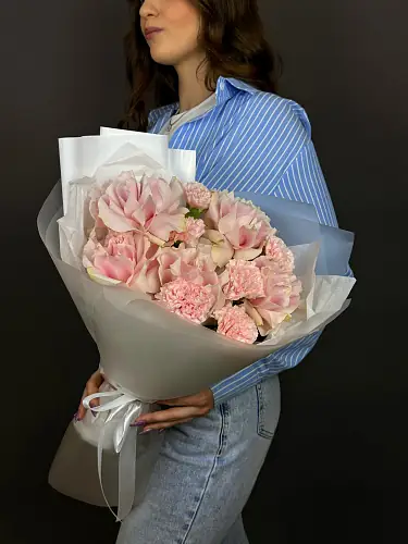 На фото №5 Букет живых цветов с диантусами и розой