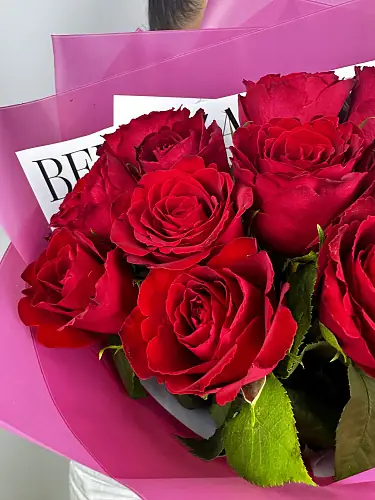 На фото №3 11 Красных роз в дизайнерской упаковке