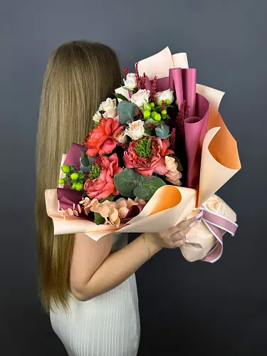 На фото №5 Букет из кустовых и пионовидных роз