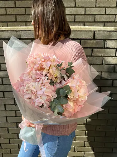 На фото №2 Букет живых цветов из розовых гортензий с эвкалиптом в дизайнерской упаковке