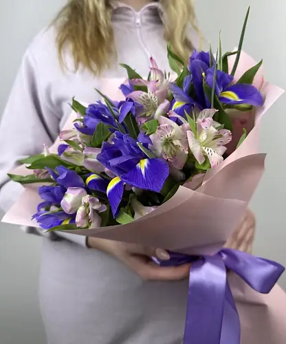 На фото №5 Букет живых цветов из Альстромерий и Ирисов