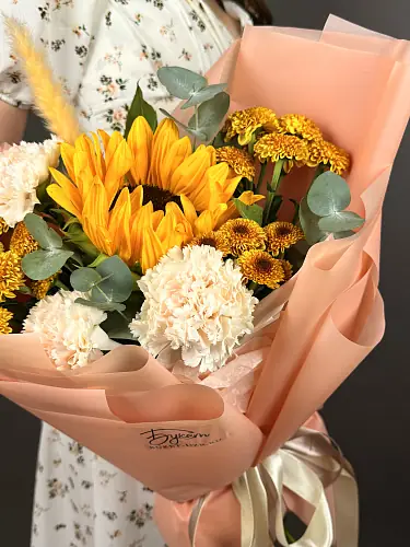 На фото №4 Солнечный букет с подсолнухом и диантусами
