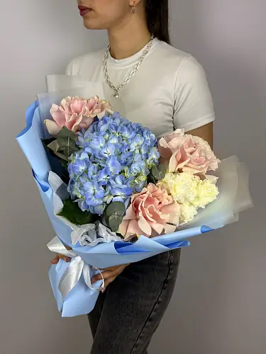 На фото №3 Авторский букет живых цветов с голубой гортензией и розами в упаковке
