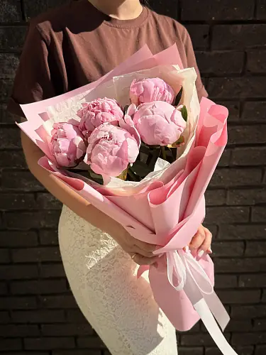 На фото №2 5 Розовых пионов в дизайнерской упаковке 
