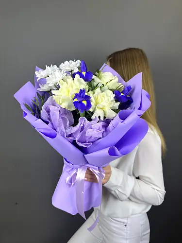 На фото №4 Букет живых цветов с французскими розами и ирисами