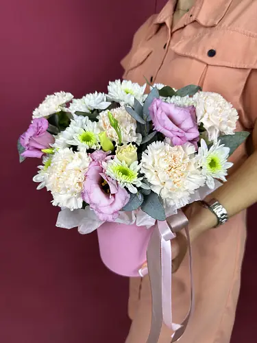 На фото №3 Живые цветы с гвоздикой и эустомой в коробке