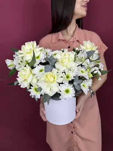 На фото №3 Композиция живых цветов с хризантемой и белыми розами