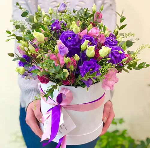 На фото №3 Шляпная коробка "Ты такая яркая!"