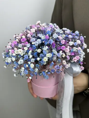 На фото №2 Букет живых цветов из нежной радужной гипсофилы в розовой шляпной коробке