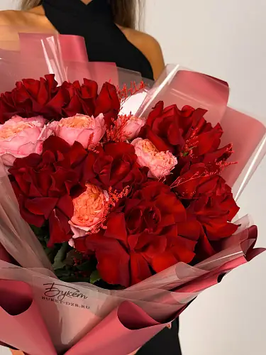 На фото №3 Букет с бордовыми розами