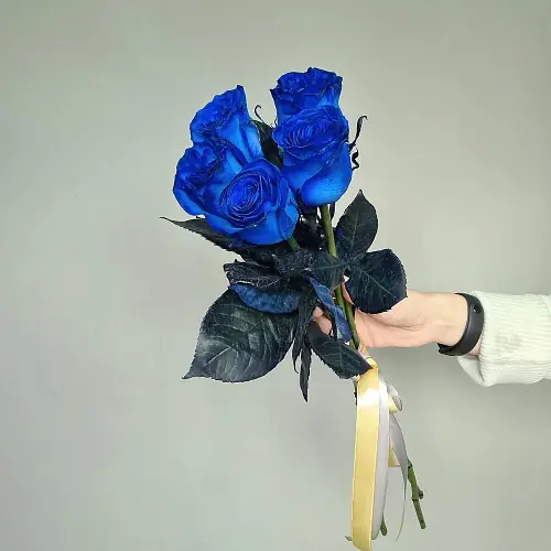 На фото №2 5 Синих роз с лентой