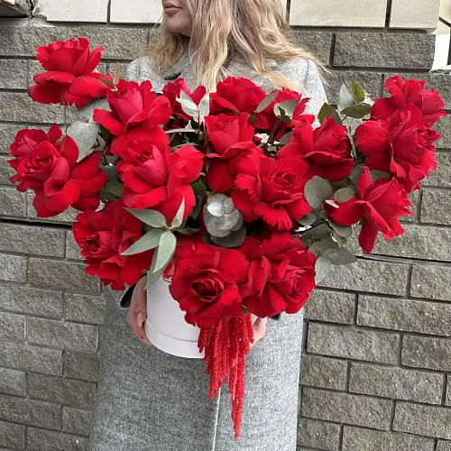 Шляпная коробка с алыми розами