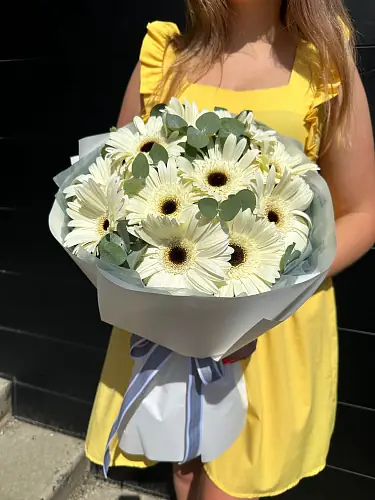 Герберы с эвкалиптом в дизайнерской упаковке