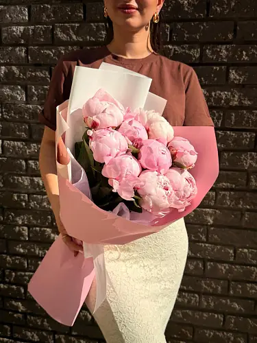 На фото №2 Букет из 9 пионов