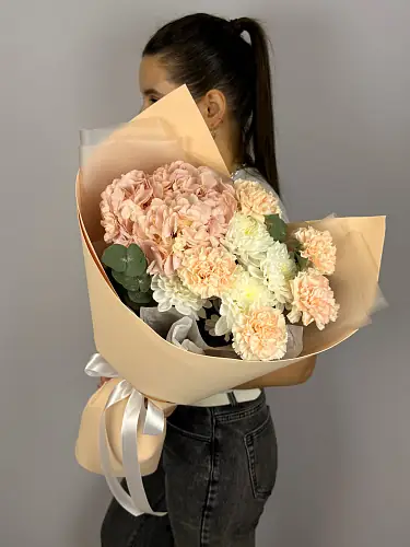 На фото №6 Стильный букет с розовой гортензией и диантусами