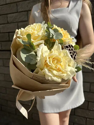 На фото №2 Букет живых цветов из белых роз и эвкалипта в дизайнерской упаковки