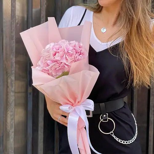 На фото №2 Яркая гортензия