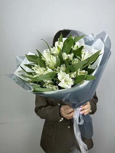На фото №5 Стильный букет из 5 белых альстромерий