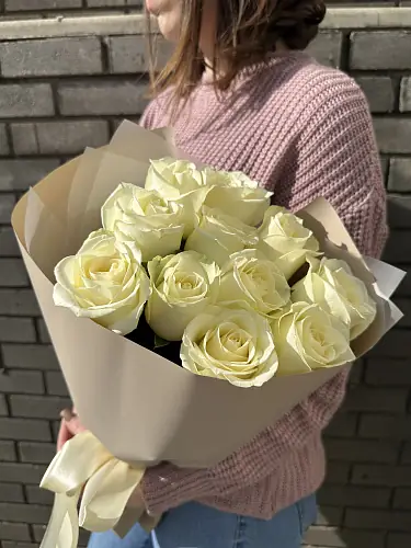 На фото №4 11 Белых роз в дизайнерской упаковке 
