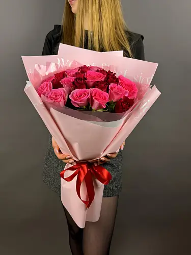 На фото №6 Букет из 21 розы в упаковке