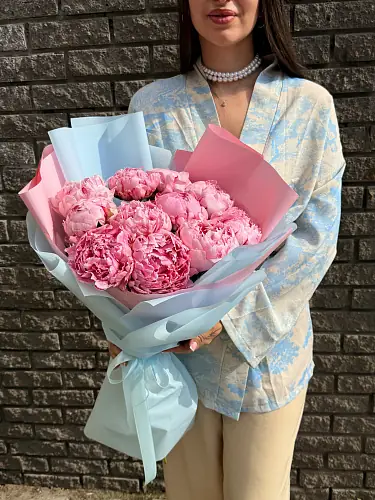 На фото №2 Букет из 11 ароматных пионов 