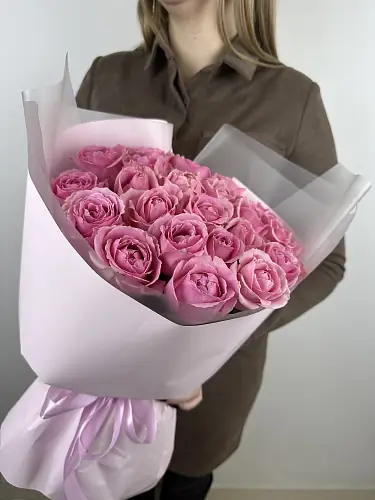 На фото №2 Букет из 25 розовых роз