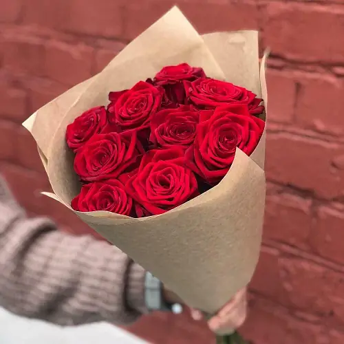 На фото №5 Красные розы премиум 9 штук