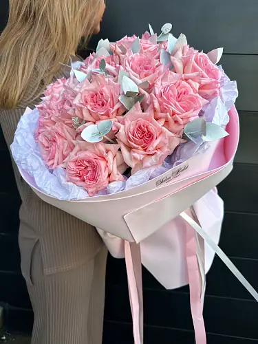 На фото №5 Букет из 15 нежных пионовидных роз с Эвкалиптом